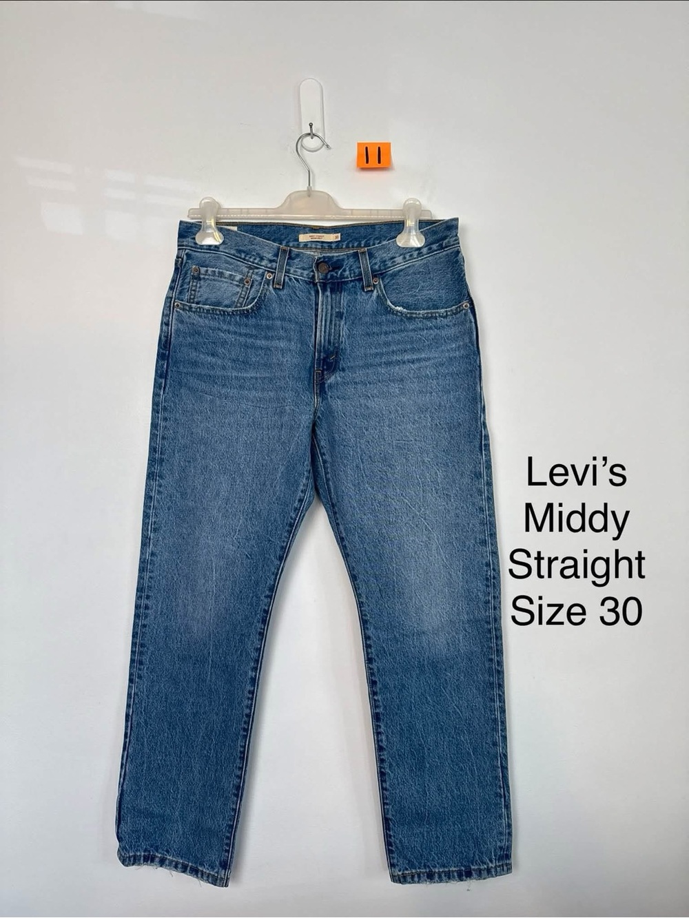 LEVI’S - Middy Straight Jeans in 100% cotton. zip fly. Size: 30 (10)